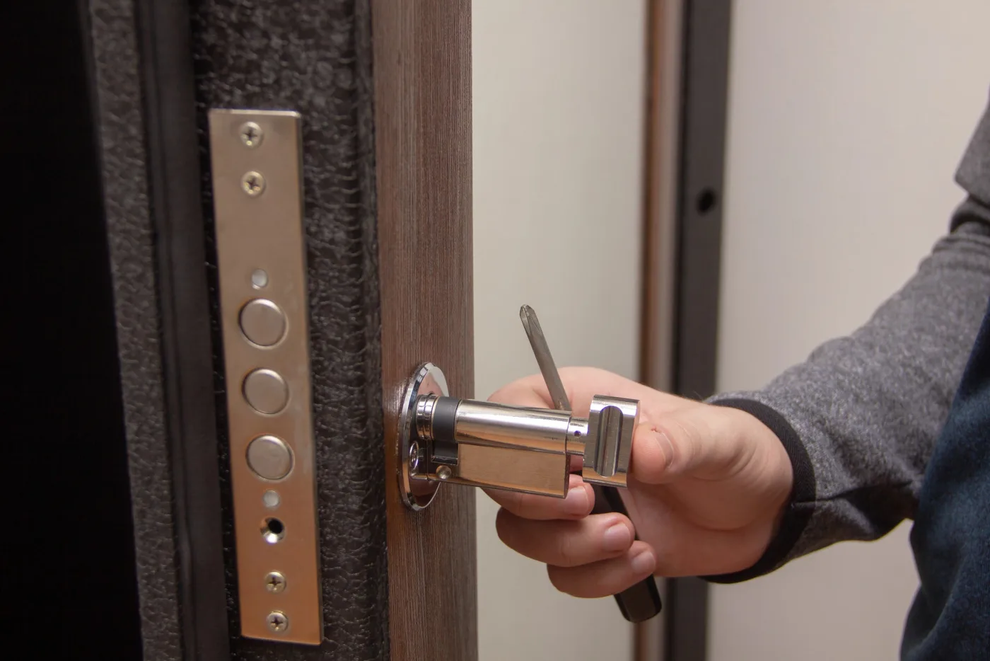 Cylindre de sûreté et plaque de protection sur une porte blindée à Champigny-sur-Marne